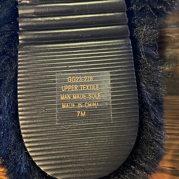 The Grave Girls Shadowed Visions Furry Slides Size 7 - Picture 5 of 7